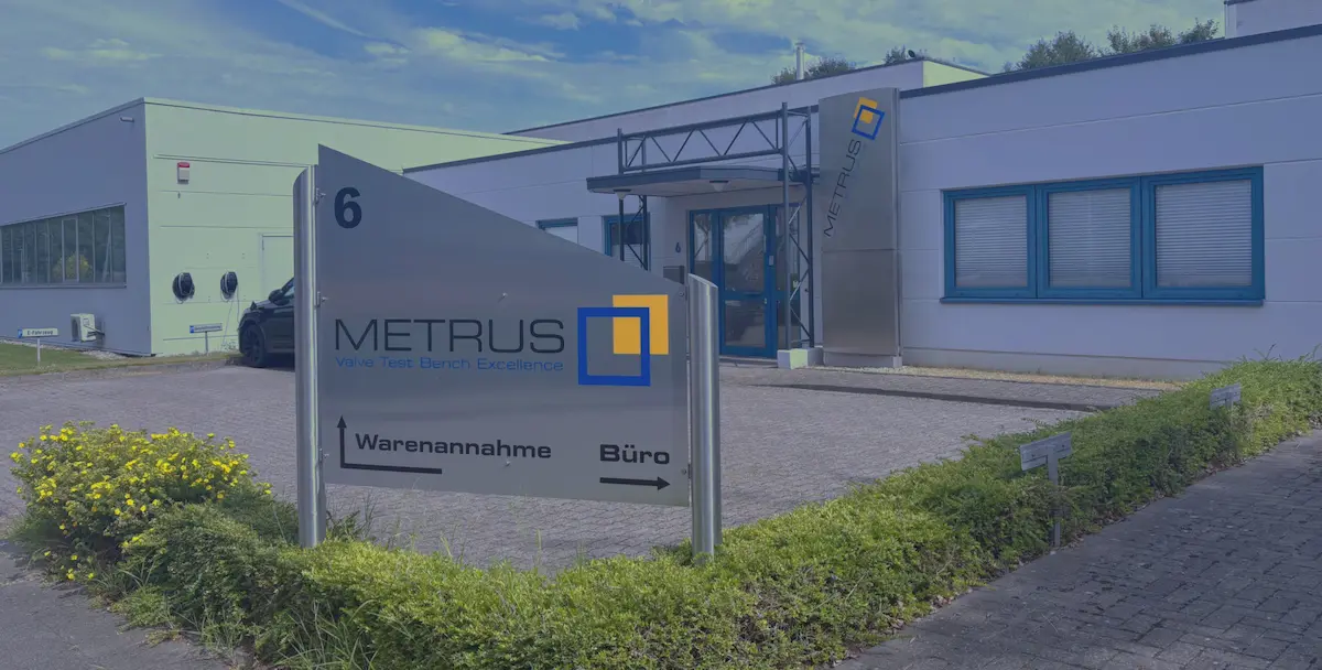 Schild vor dem Hauptgebäude | Metrus GmbH
