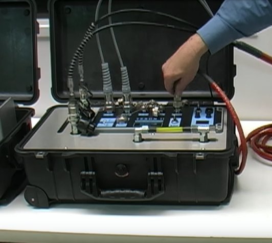 Teson 2 mit eingesteckten Kabeln | Metrus GmbH